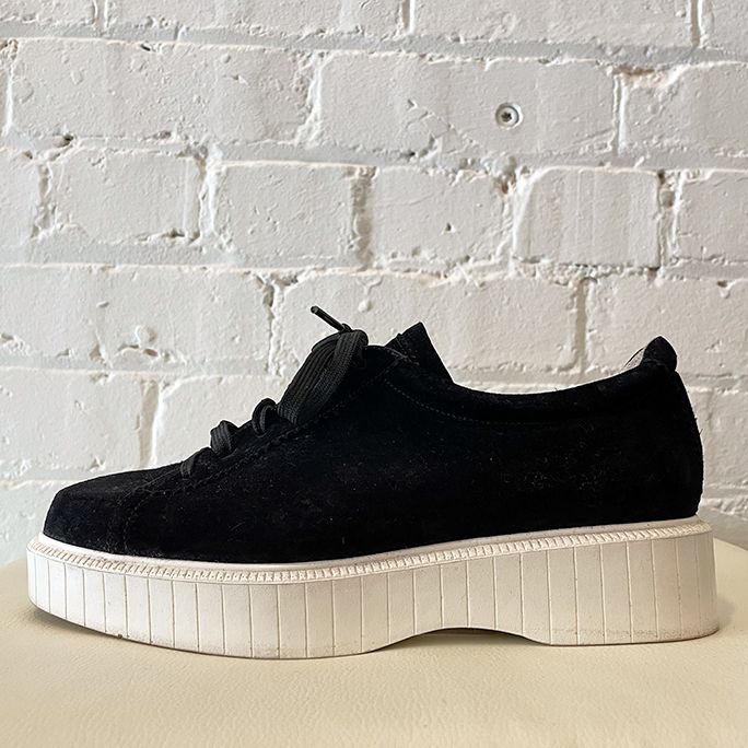 Platform sneaker.
