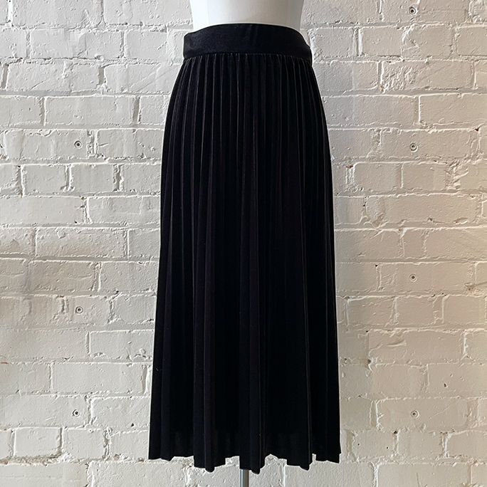 Pleated skirt with elasticated waist.