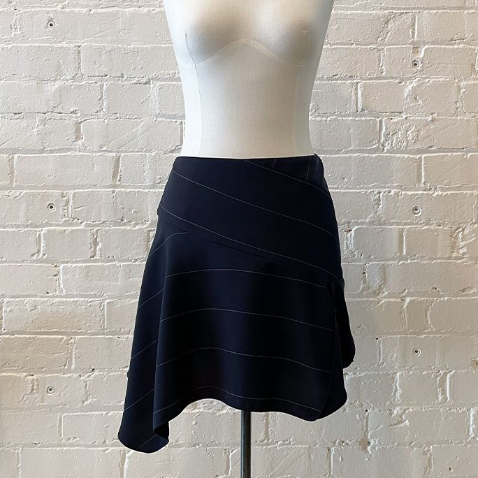 Flared short skirt, half-lined.