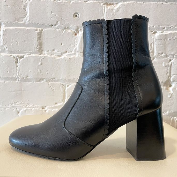 Ankle boot with gusset.