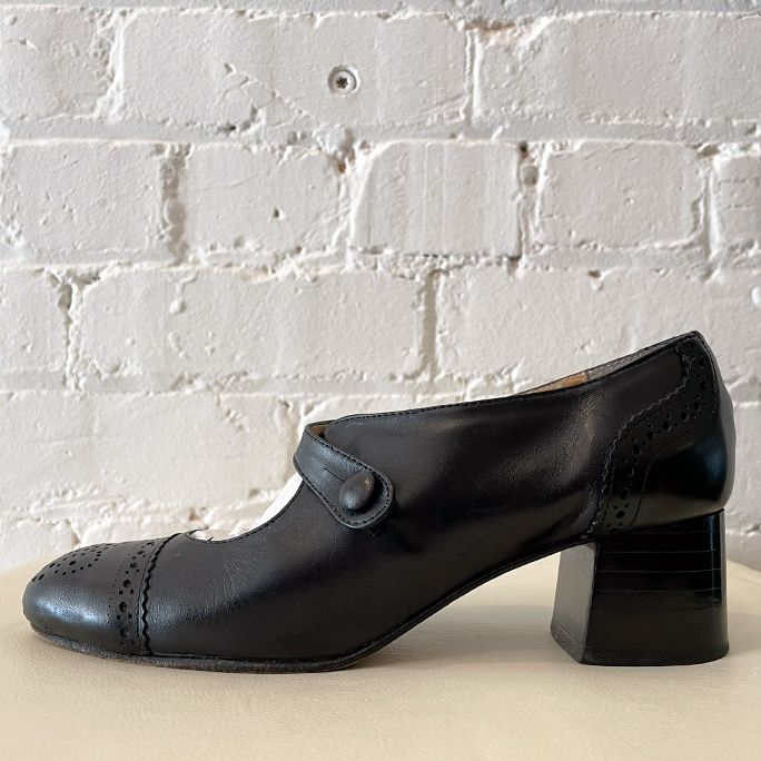 Mid-heel Mary Jane with brogue toe.